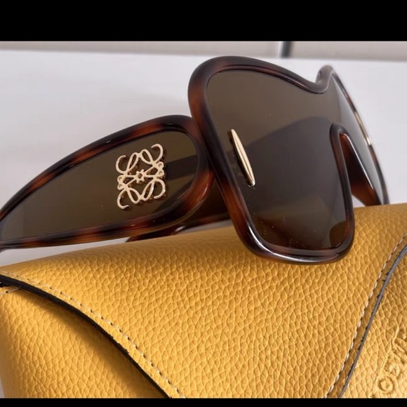 Loewe Tortoise Shell Sunglasses with Mustard Case - Picture 3 of 3